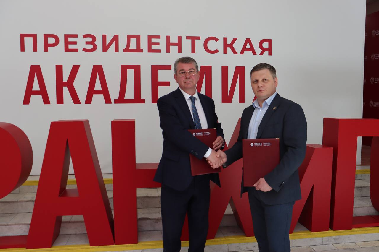 Роман Волошин вместе с Алексеем Барановым подписали соглашение о сотрудничестве Администрации города Батайска и Президентской академии