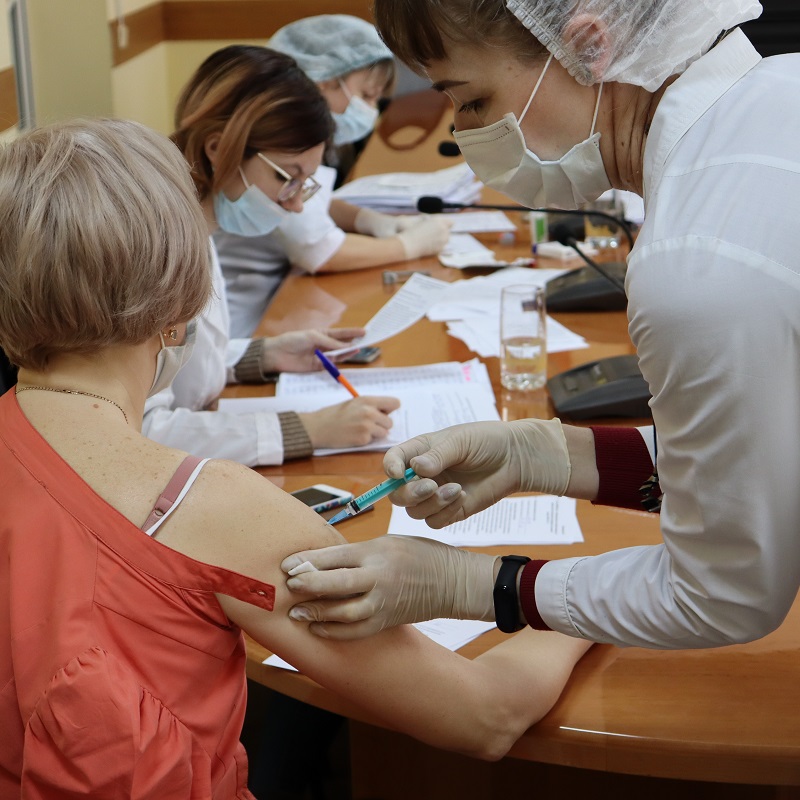 Выездная бригада медиков вакцинировала сотрудников городских учреждений и членов их семей