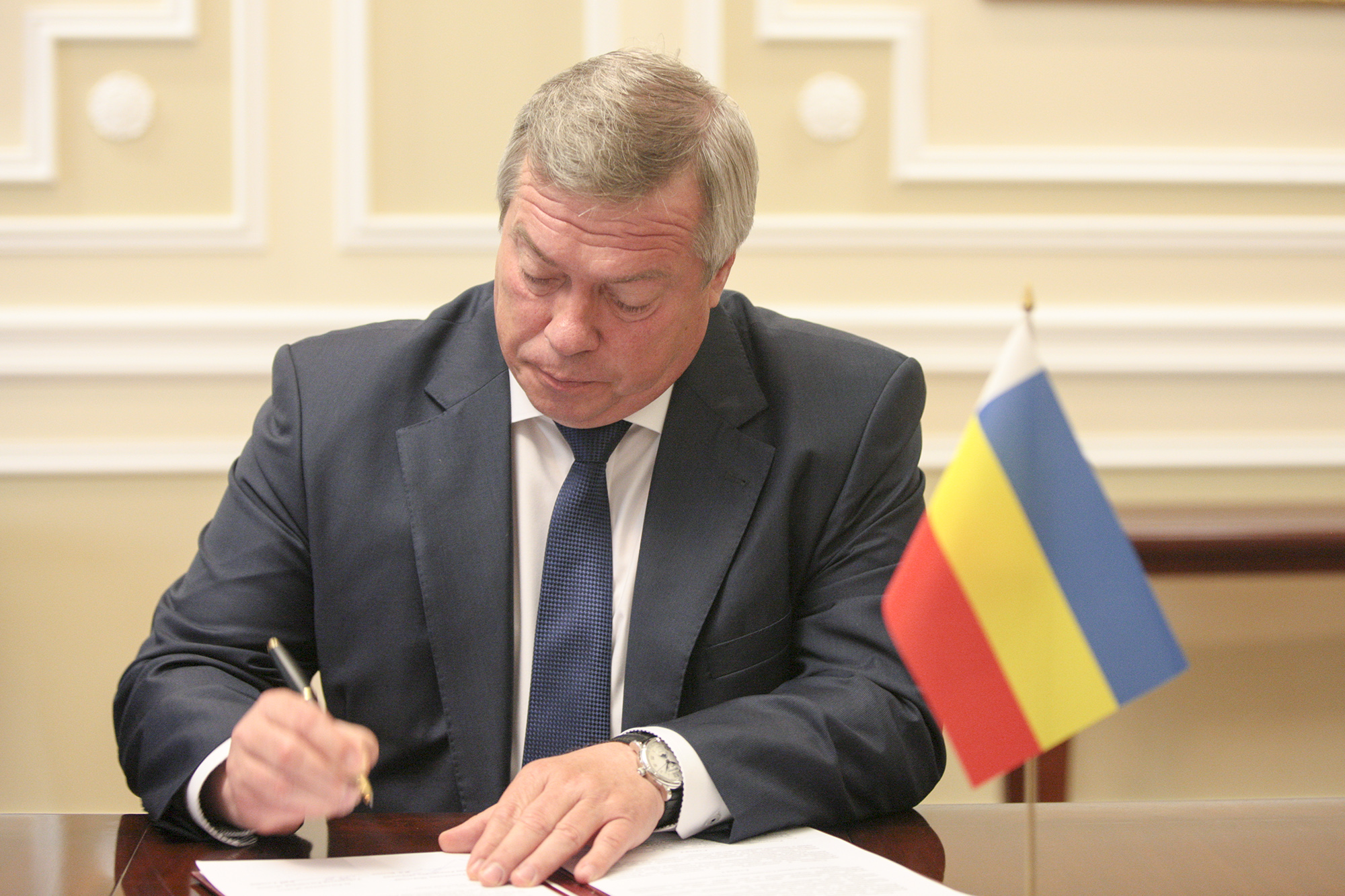 Василий Голубев подписал документ об очередном снятии ограничений
