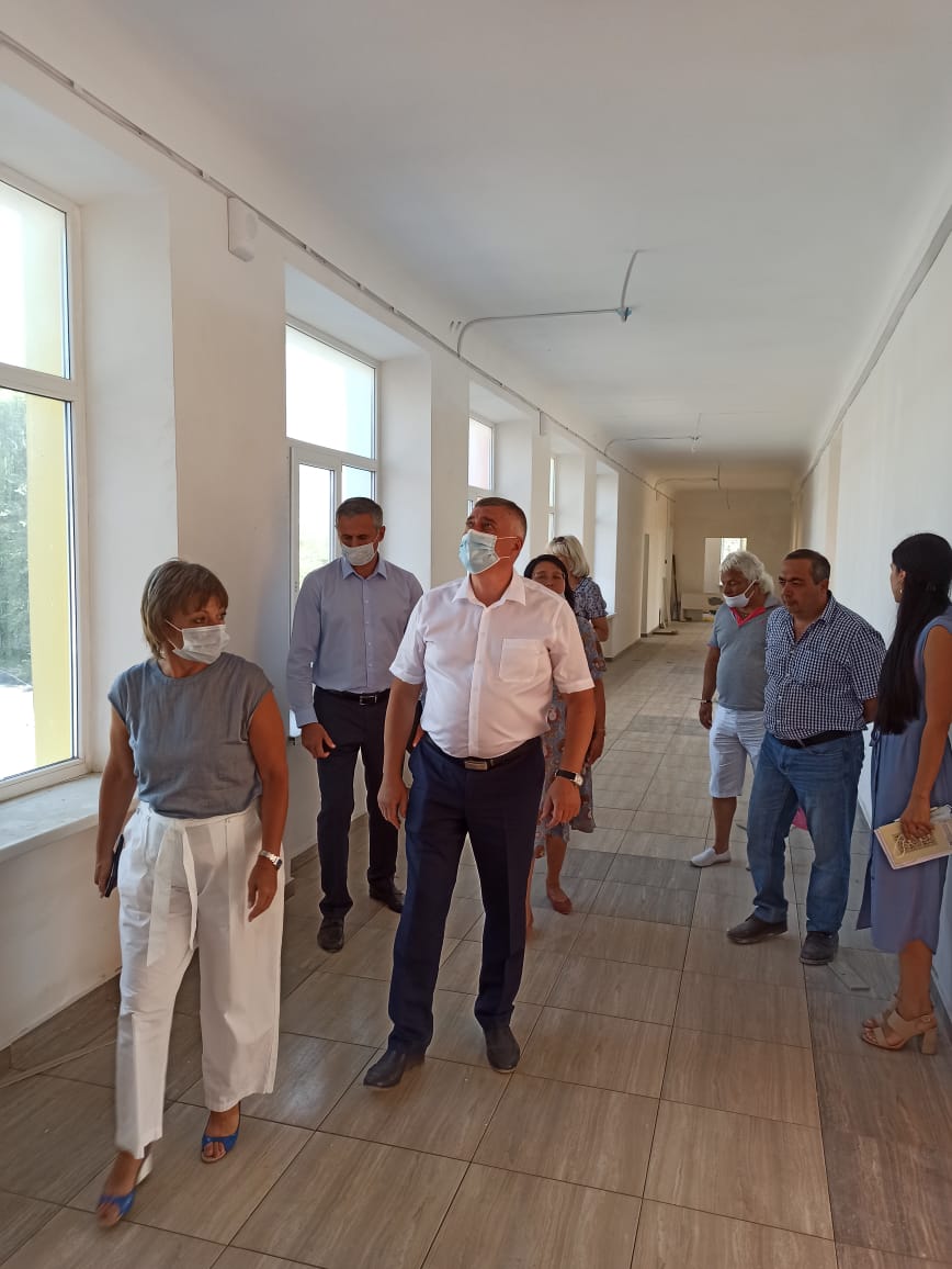 В Батайске проверили ход проведения капитального ремонта школ города