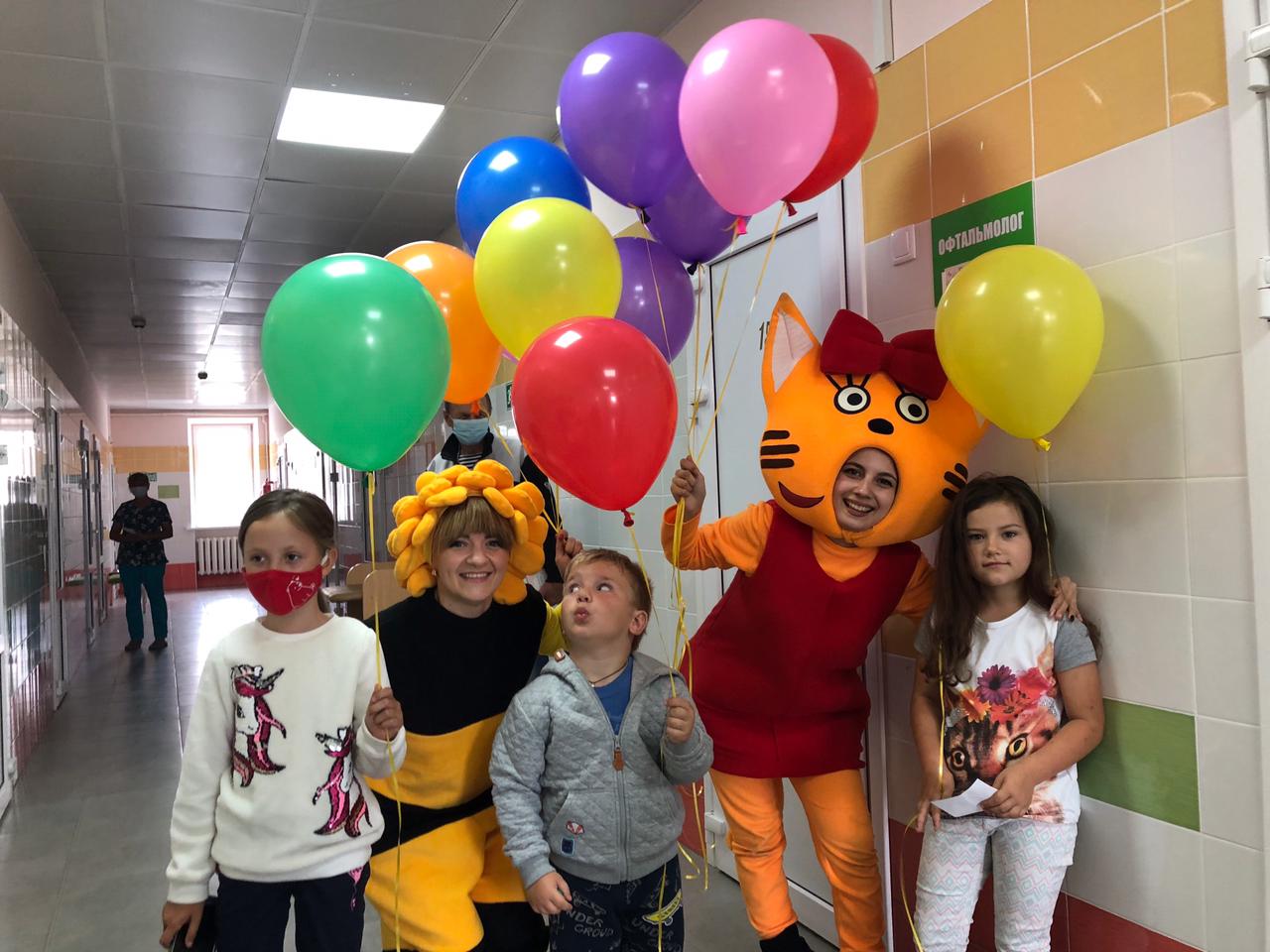 Сегодня во всех поликлиниках города Батайска детей поздравляли с праздником сказочные герои