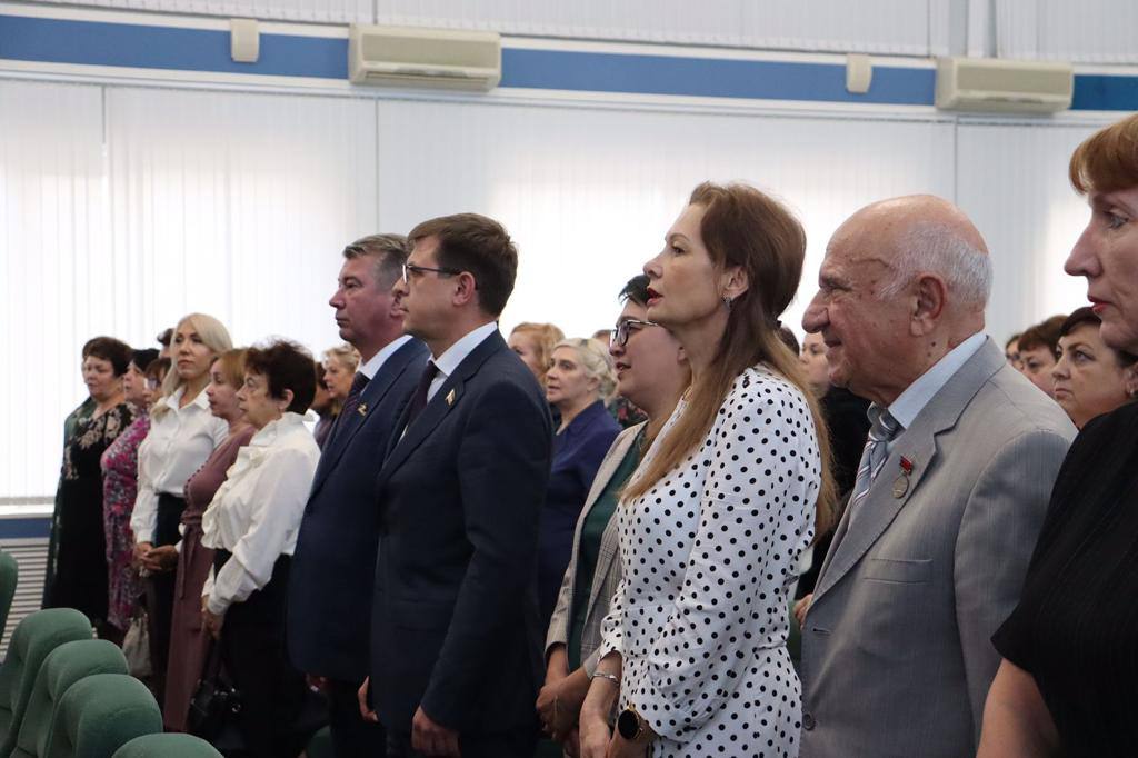 В Батайске поздравили педагогов с профессиональным праздником
