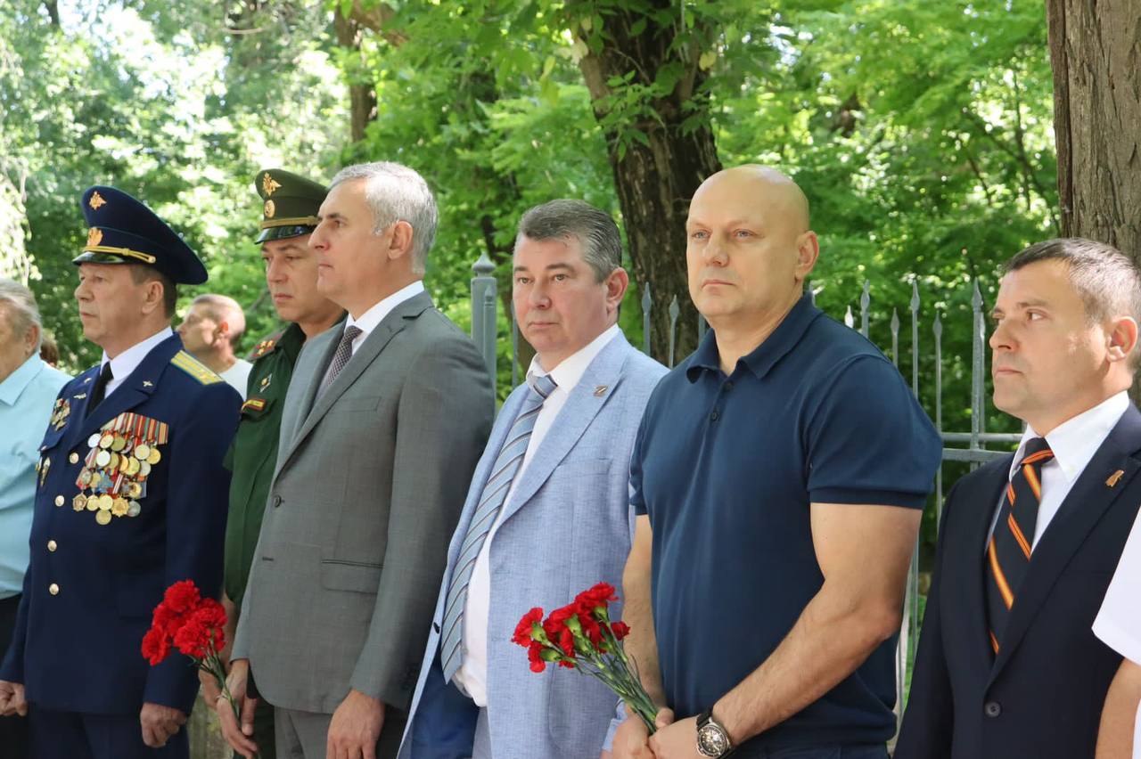 В Батайске открыли Камень памяти на кладбище летчиков в Авиагородке