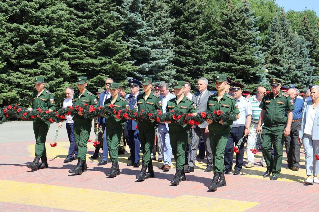 В Батайске возложили цветы к Стене памяти и мемориалу «Клятва поколений»