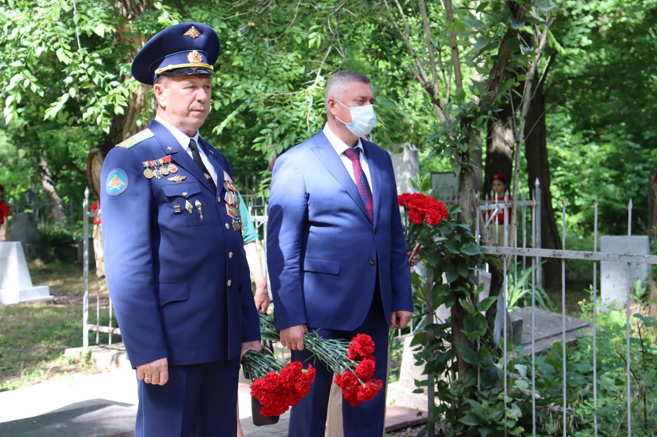 Сегодня Геннадий Павлятенко возложил цветы к памятникам военных летчиков в Батайске