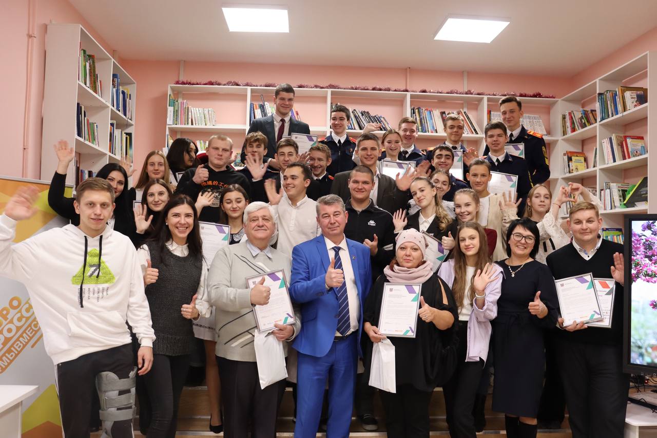 Роман Волошин поздравил волонтёров города Батайска с наступающим праздником