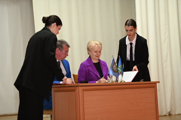 Роман Волошин и Елена Макаренко подписали соглашение о сотрудничестве между Администрацией города Батайска и РГЭУ (РИНХ)