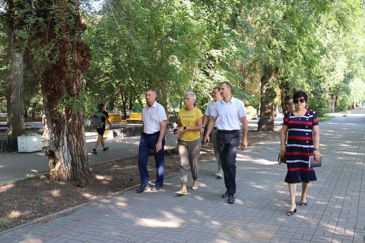 В Батайске в городском парке увеличат кратность уборки мусора