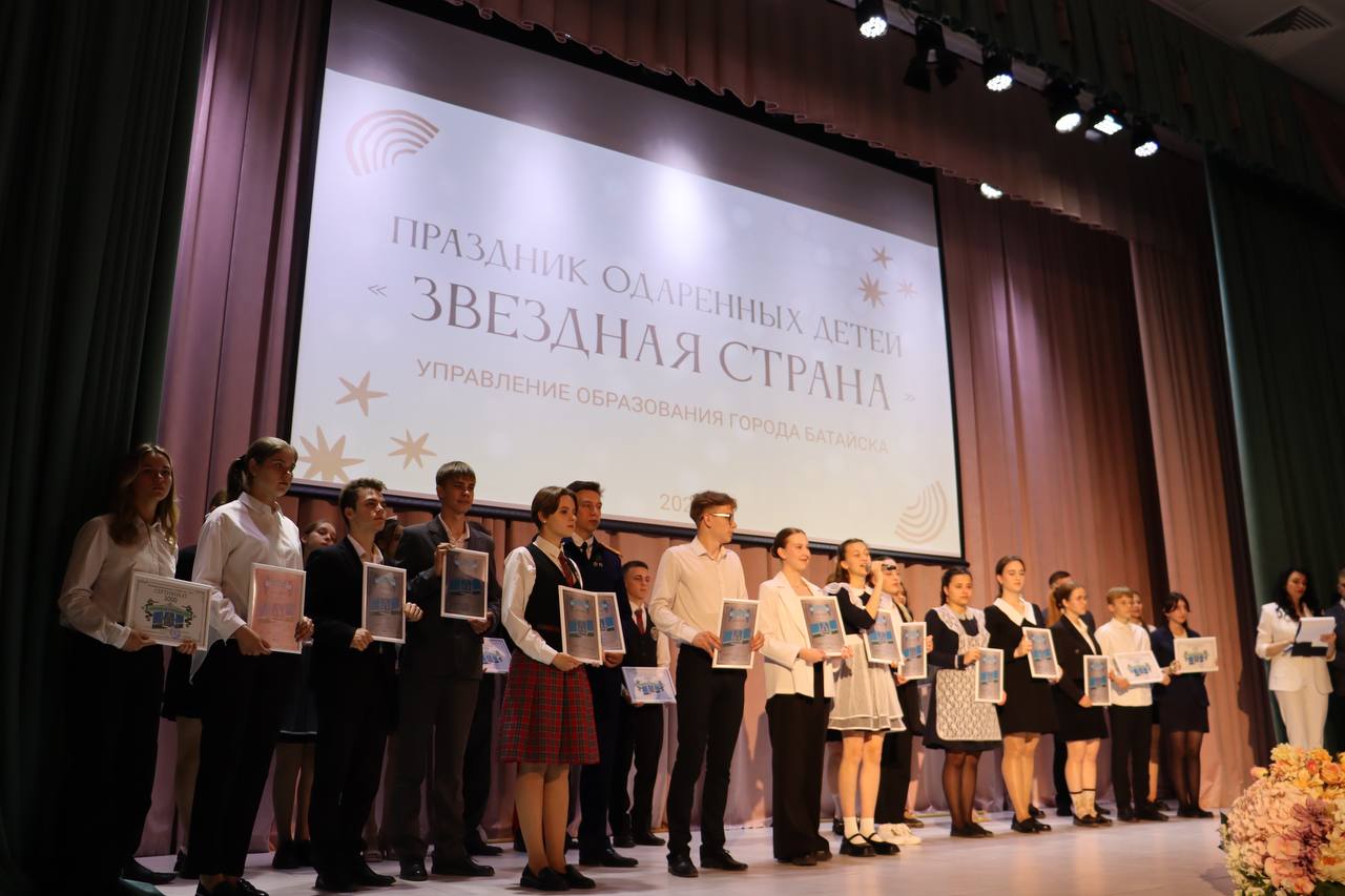 Роман Волошин вручил награды победителям конкурса «Ученик года»