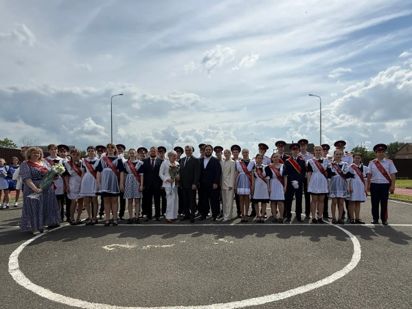  Глава города Валентин Кукин вместе с депутатом Законодательного собрания Ростовской области Сергеем Рожковым побывали на Последнем звонке в 9 школе