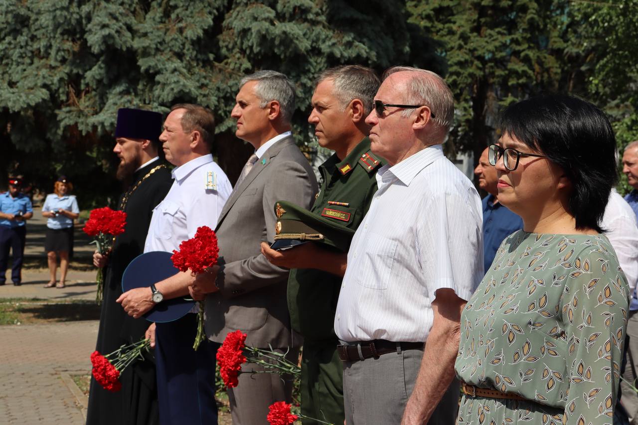 Батайчане возложили цветы к мемориалу "Клятва поколений"