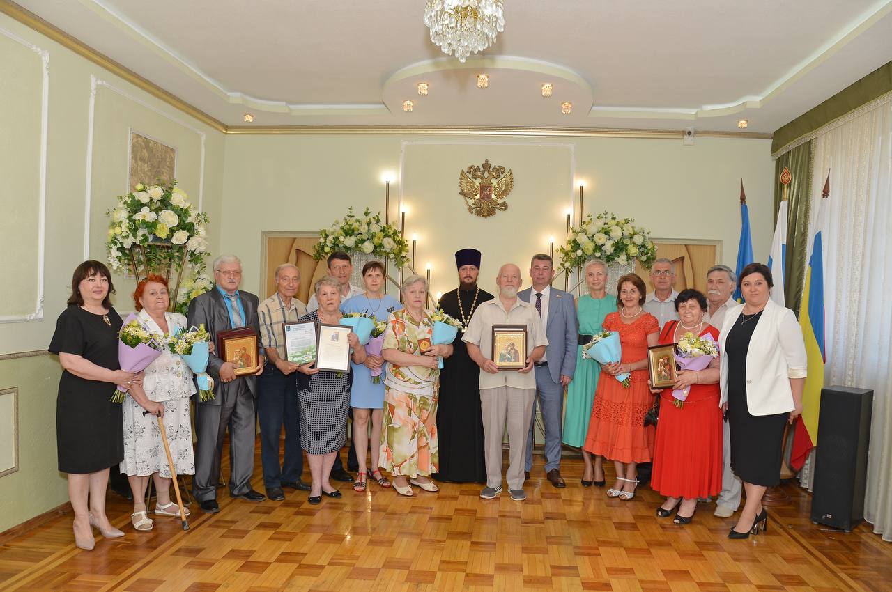 Сегодня, 8 июля в День семьи любви и верности в обрядовом зале Отдела ЗАГС города Батайска чествовали юбиляров супружеской жизни.