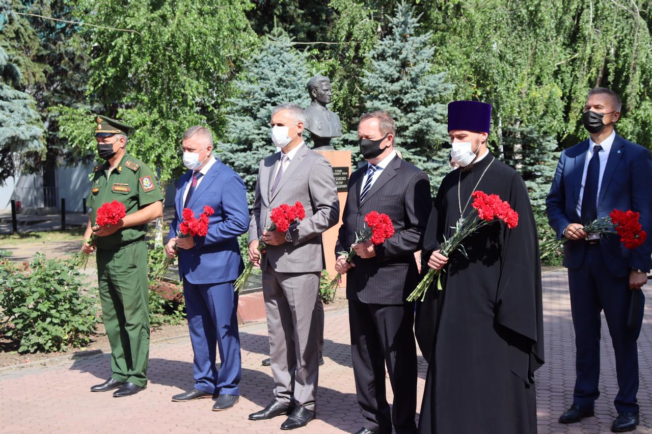 В Батайске в День Памяти и скорби состоялась церемония возложения цветов к мемориалу «Клятва поколений»