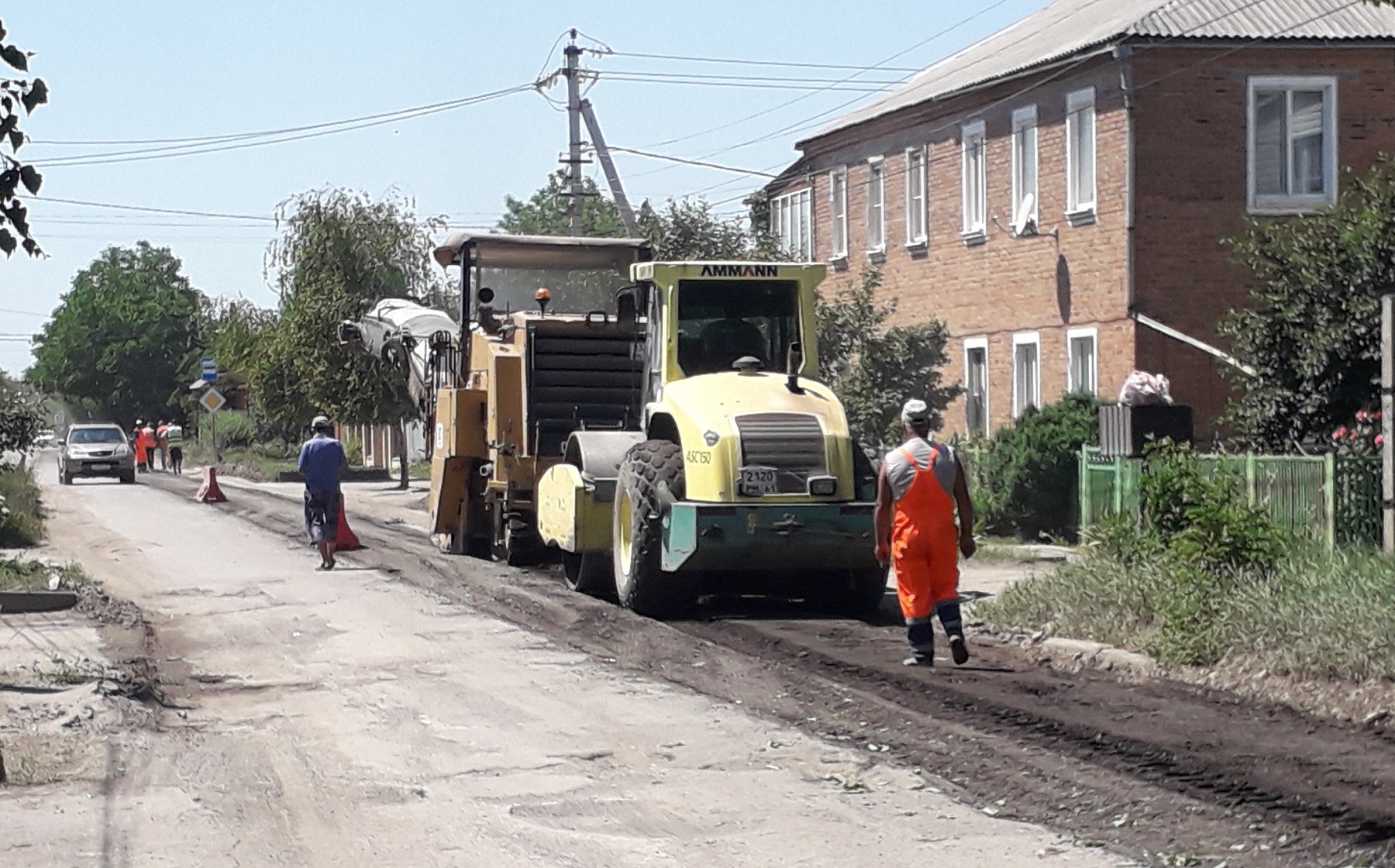 В Батайске продолжаются работы по ремонту городских дорог