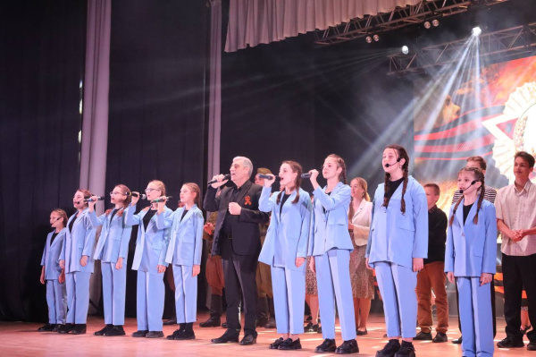 Батайчанам показали военно-патриотический театрализованный концерт «Связь поколений. Бессмертие юных».