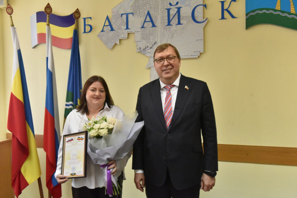 Председатель Законодательного Собрания Ростовской области Александр Ищенко отметил заслуги учителей Батайска