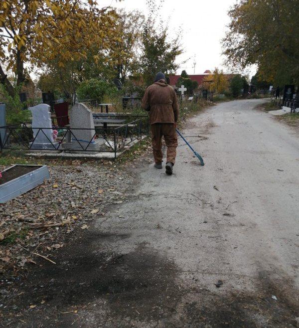 В Батайске началась уборка свалочных очагов на кладбищах
