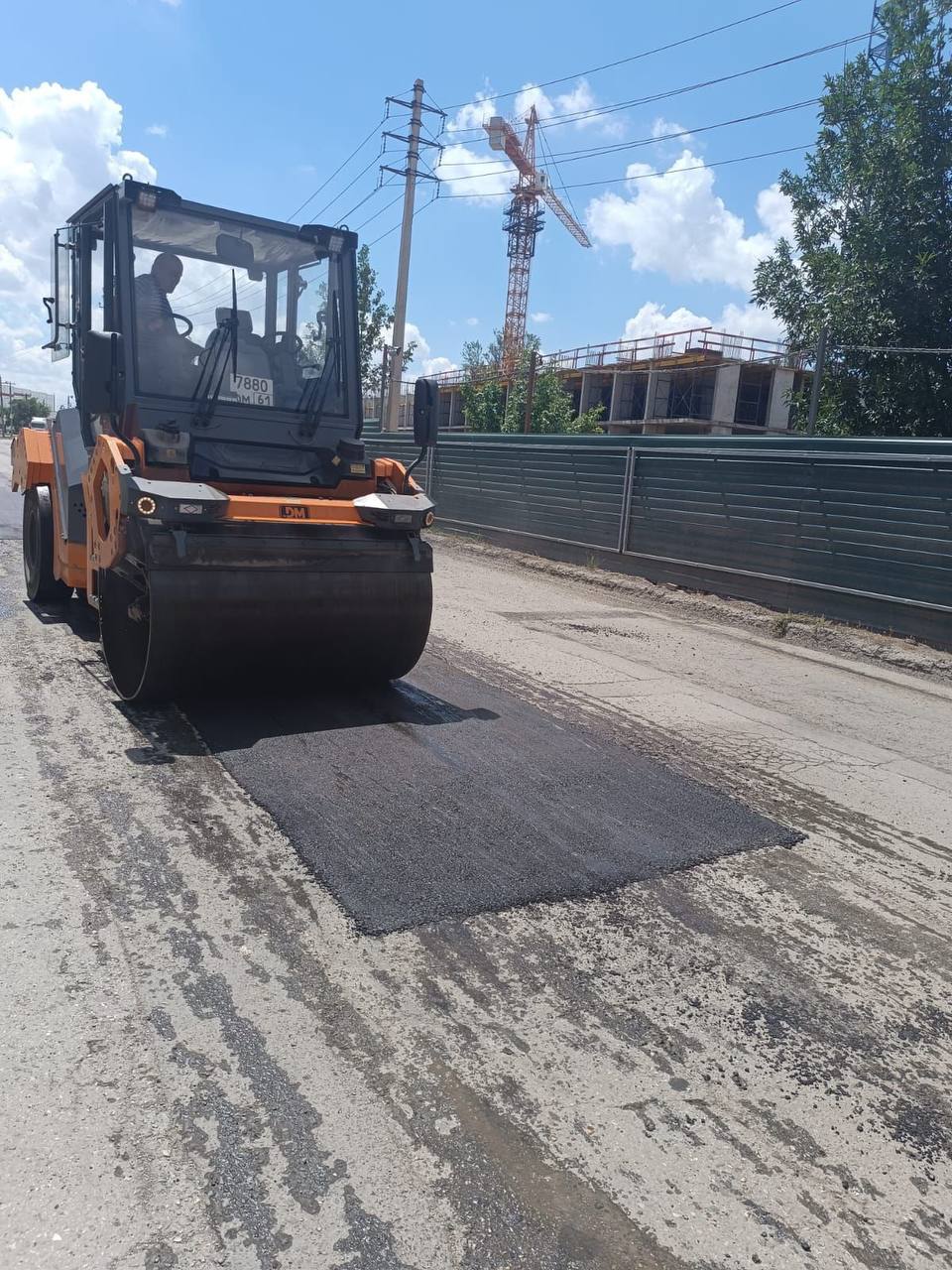 В Батайске продолжается ямочный ремонт дорог