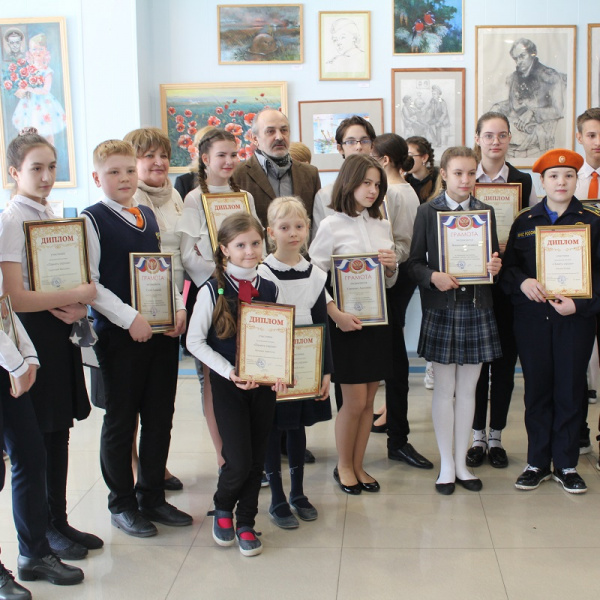 В Батайске наградили участников художественной выставки «Память сердца»