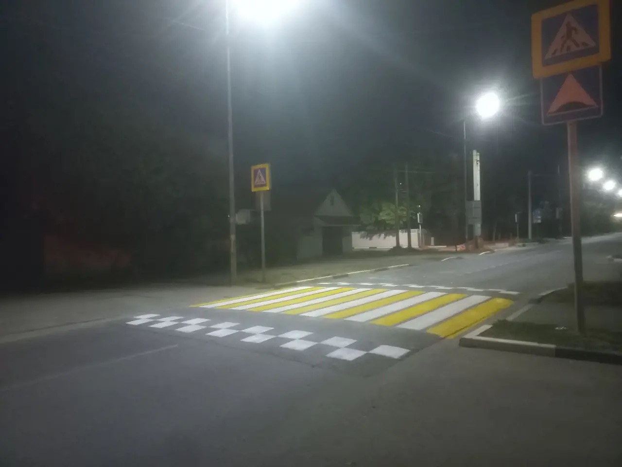 В Батайске продолжается обновление дорожной разметки