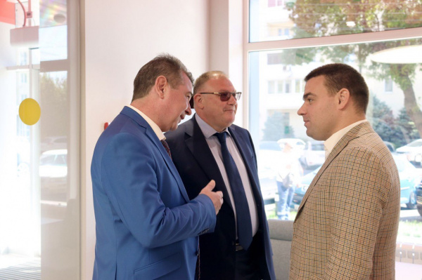 Роман Волошин поздравил коллектив Альфа-Банка с открытием первого офиса в Батайске