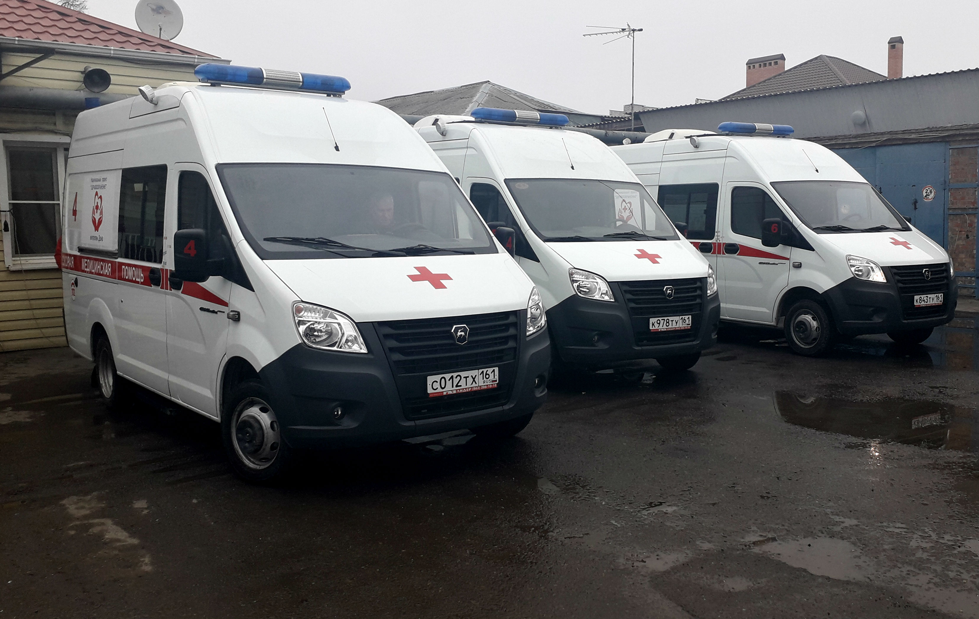 В ЦГБ Батайска в рамках нацпроекта "Здравоохранение" поступили три новых автомобиля скорой помощи