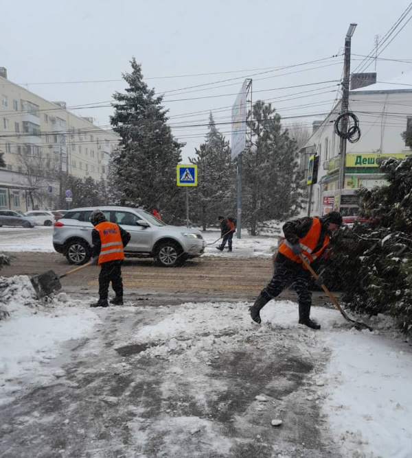 В Батайске продолжается уборка снега